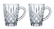 Zwei elegante, durchsichtige Barista Kaffeebecher mit Henkel, aus Kristallglas mit Rautenmuster, seitliche Perspektive.