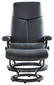 Moderner schwarzer Ledersessel mit Armlehnen und rundem Fuß, Frontalansicht