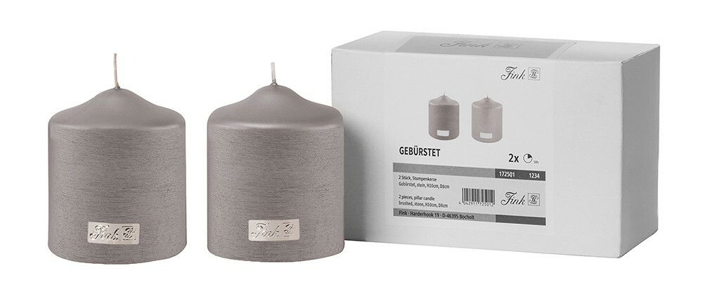 Zwei metallisch gebürstete Stumpenkerzen in Grau, frontal präsentiert neben der Verpackung.