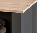 Detailansicht einer Kücheninsel mit Holzarbeitsplatte und grauer Seitenverkleidung, Perspektive von der Ecke.