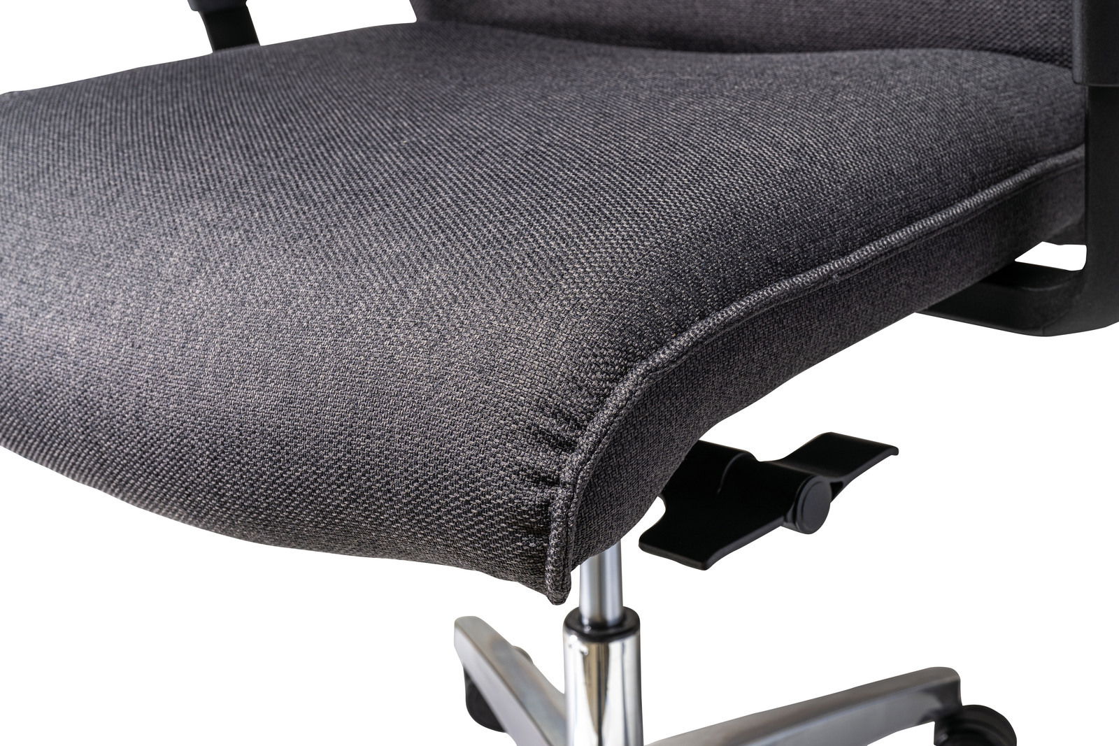 Nahaufnahme eines XL-Drehstuhls mit grauem Stoffbezug und verchromtem Fußgestell, seitliche Perspektive
