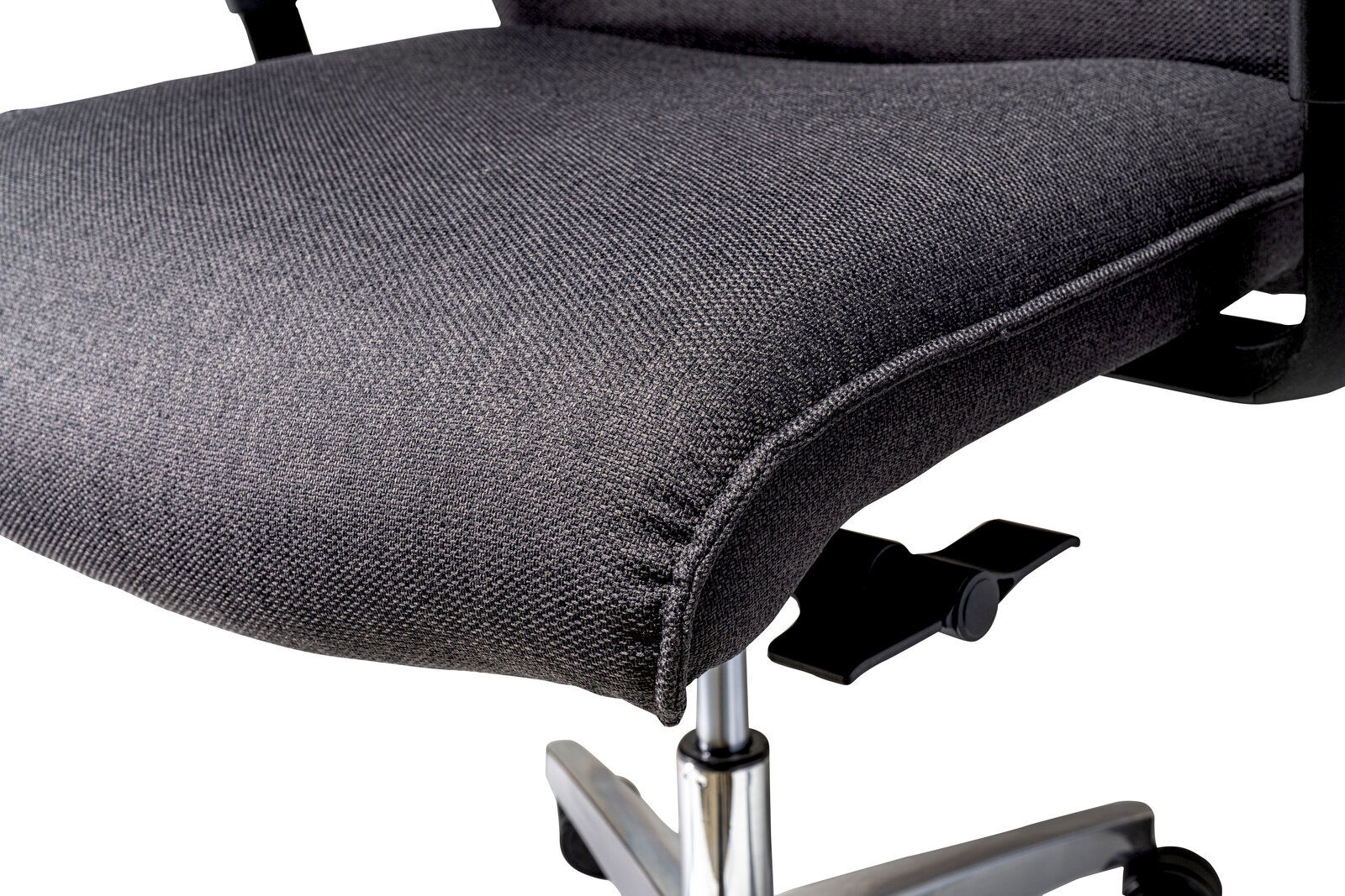 Nahaufnahme eines XL-Drehstuhls mit grauem Stoffbezug und verchromtem Fußgestell, seitliche Perspektive