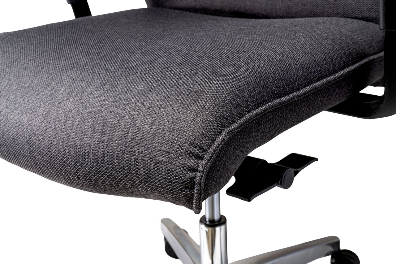Nahaufnahme eines XL-Drehstuhls mit grauem Stoffbezug und verchromtem Fußgestell, seitliche Perspektive