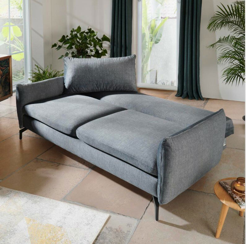 Graues Funktionssofa in einem modernen Wohnzimmer, seitliche Perspektive