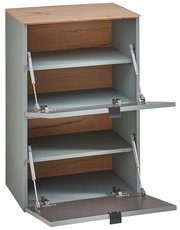 Garderoben-Set Schilf mit drei offenen Klappen, aus hellem Holz und grünlichen Seitenwänden, frontal betrachtet.