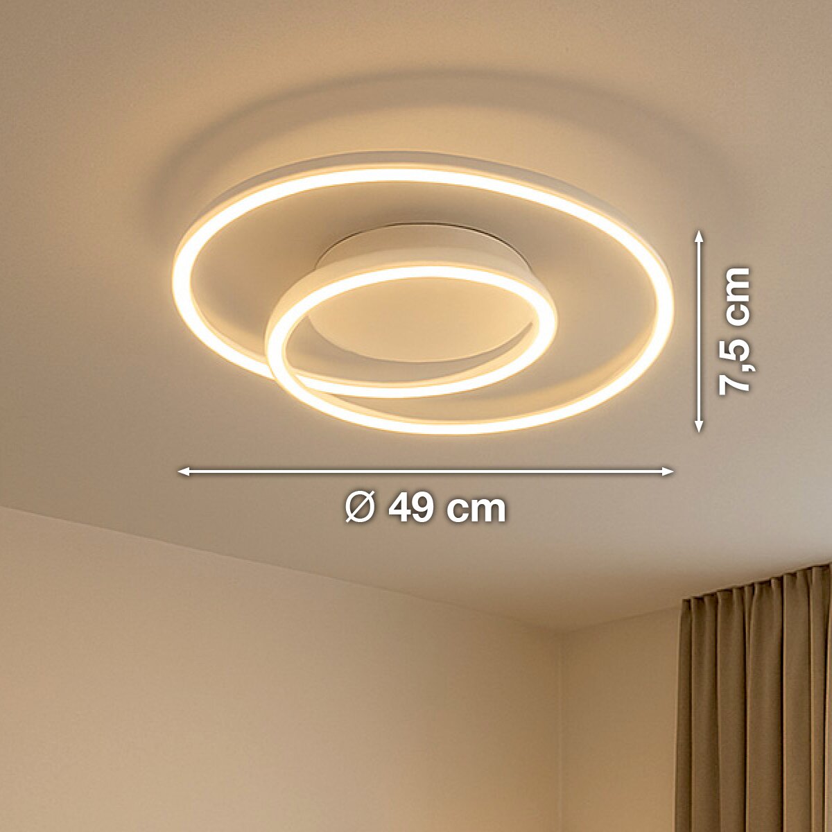Moderne ronde led-plafondlamp met twee verlichte ringen in warm wit, Ø 49 cm en 7,5 cm hoog, schuin van onderaf gezien, gemonteerd aan het plafond