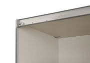 Detailansicht eines Schwebetürenschranks mit Aluminiumrahmen und heller Innenverkleidung.