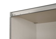 Detailansicht eines Schwebetürenschranks mit Aluminiumrahmen und heller Innenverkleidung.