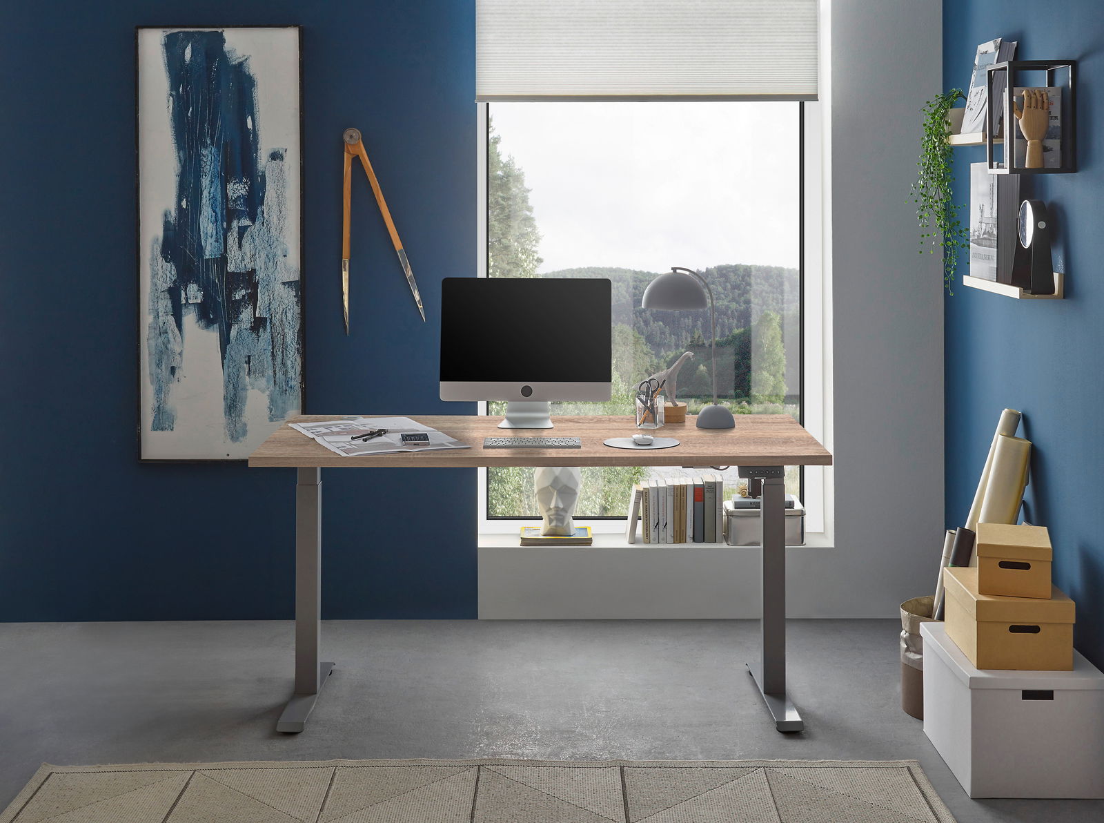 Moderner E-Schreibtisch in einem stilvollen Büro mit Blick auf die Natur durch ein großes Fenster, seitliche Perspektive.