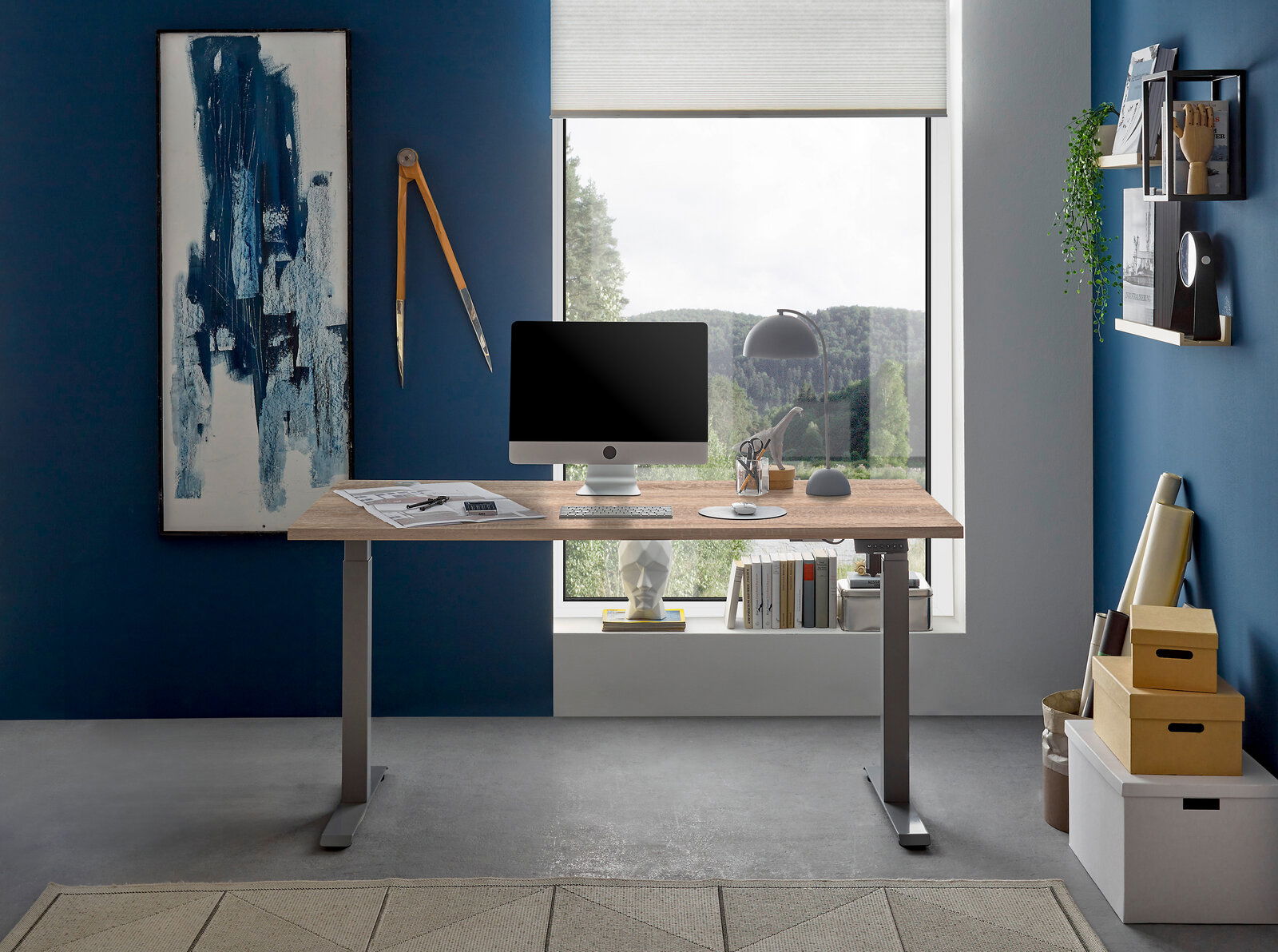 Moderner E-Schreibtisch in einem stilvollen Büro mit Blick auf die Natur durch ein großes Fenster, seitliche Perspektive.