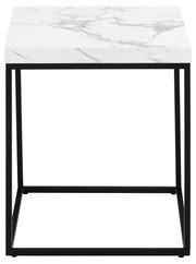 Moderner Couchtisch mit weißer Marmoroptik-Tischplatte und schwarzem Metallgestell, Frontalansicht.