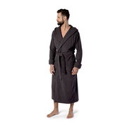 Mann in einem dunkelgrauen Kapuzenbademantel Größe XL, seitliche Perspektive