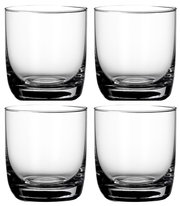 Vier transparente Whiskygläser in einer frontalen Ansicht, ideal für stilvolle Getränkemomente.