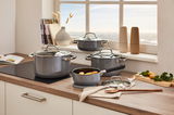 Topfset Fusiontec Mineral 4-teilig in moderner Küche, seitliche Perspektive