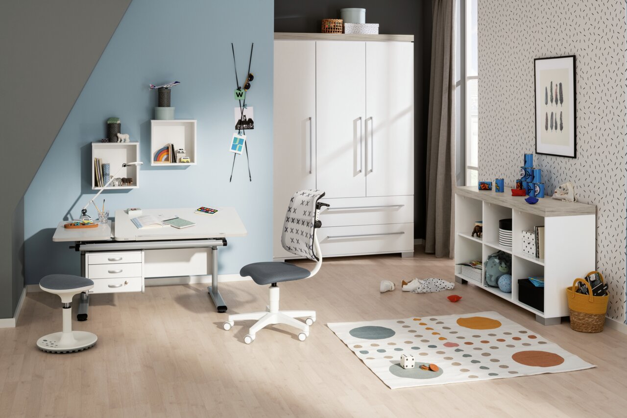 Moderner Jugenddrehstuhl SINO 2 in einem stilvollen Kinderzimmer, seitliche Perspektive.