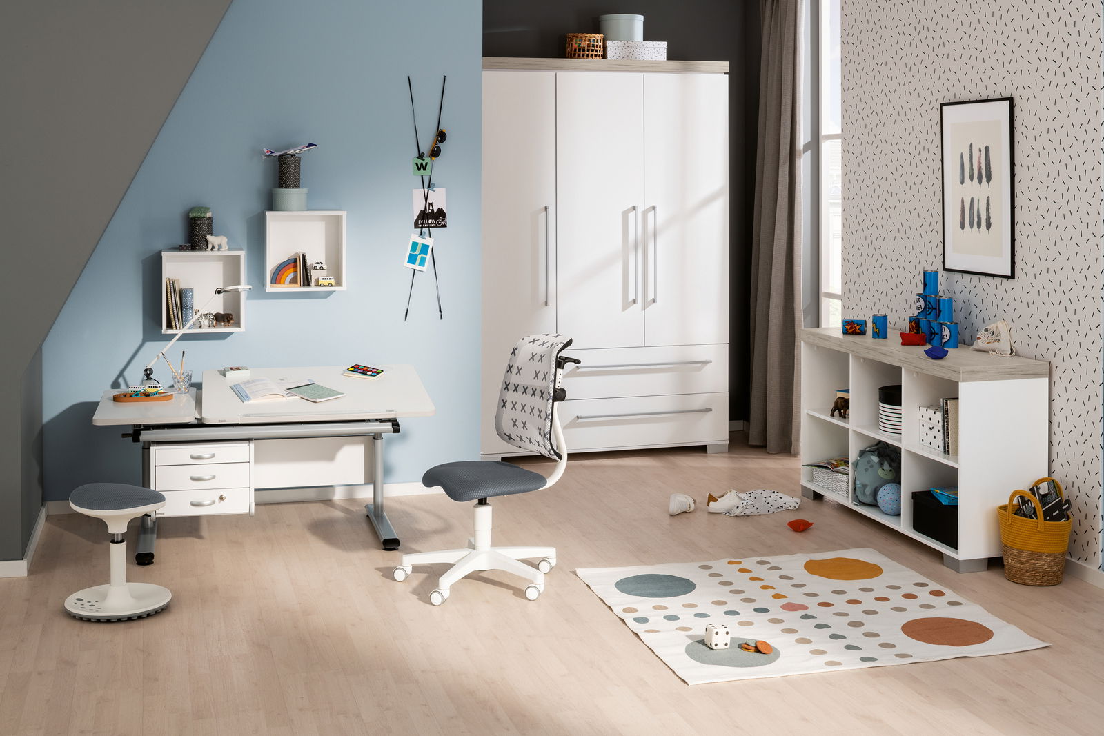 Moderner Jugenddrehstuhl SINO 2 in einem stilvollen Kinderzimmer, seitliche Perspektive.