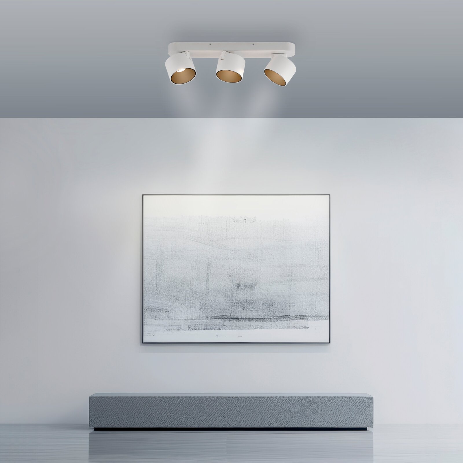 Deckenansicht eines modernen LED-Spots mit drei verstellbaren Leuchten, die ein Kunstwerk an der Wand beleuchten.
