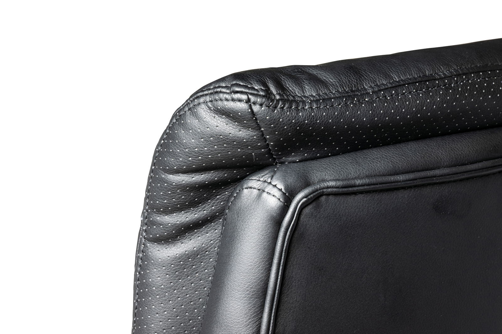 Nahaufnahme der Rückseite eines schwarzen Chefsessels aus Leder mit gepunktetem Muster, seitliche Perspektive