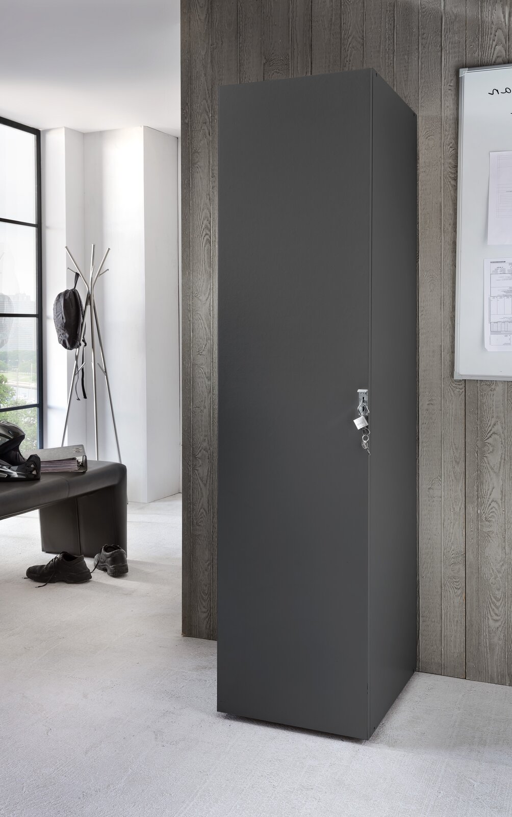 XORA Kleiderschrank abschließbar MULTIRAUMKONZEPT Abschließbarer Kleiderschrank in dunkler Farbe, seitliche Perspektive