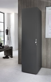 Abschließbarer Kleiderschrank in dunkler Farbe, seitliche Perspektive