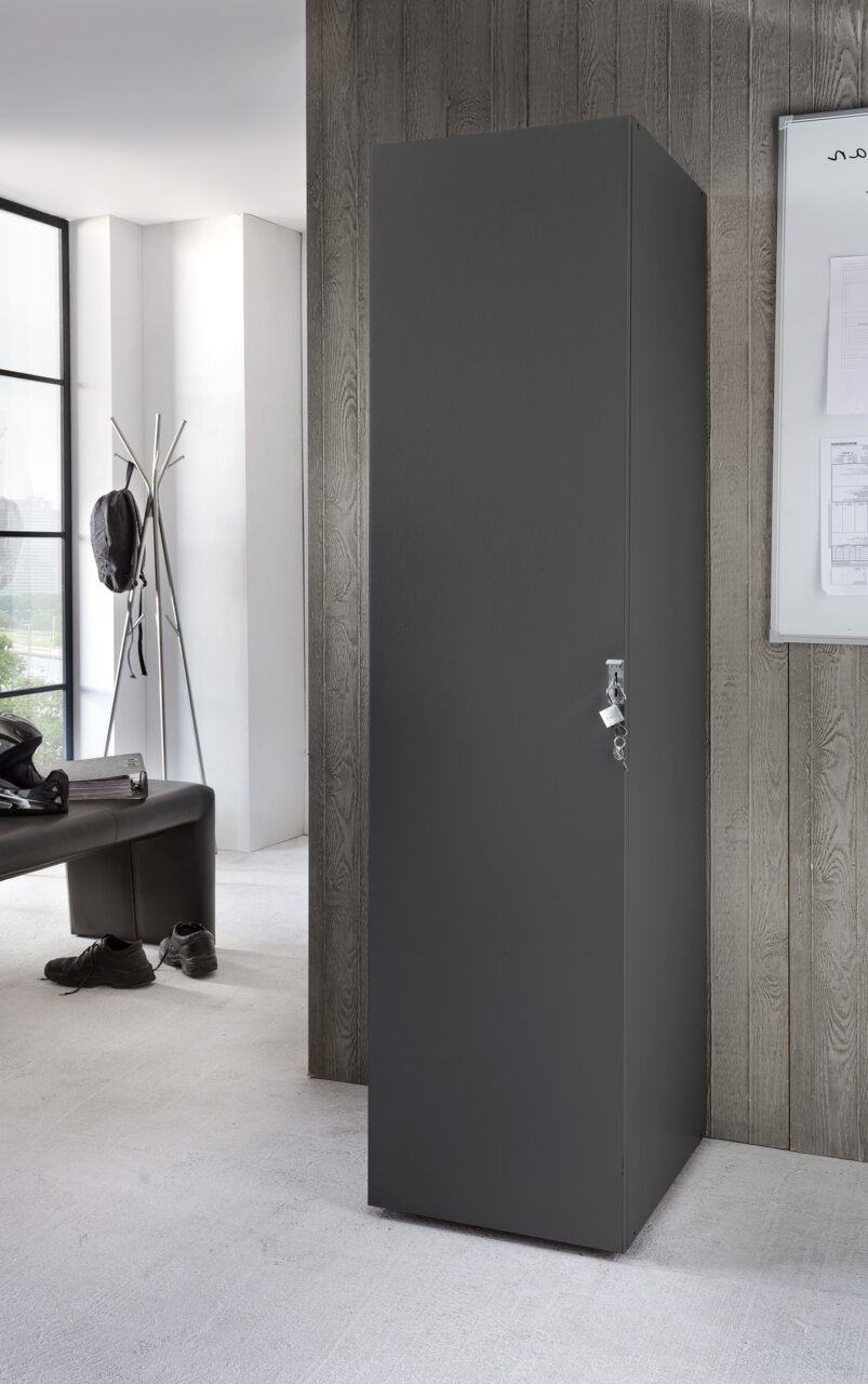 Abschließbarer Kleiderschrank in dunkler Farbe, seitliche Perspektive