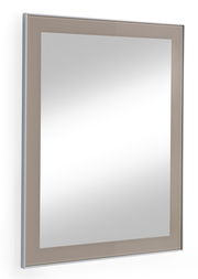 Moderner rechteckiger Spiegel mit schmalem Rahmen, seitliche Perspektive