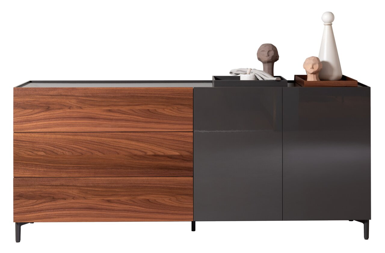 Modernes Sideboard mit Holz- und Hochglanzoberflächen, dekoriert mit Skulpturen, Frontalansicht.