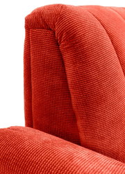 Close-up van een rode, gestructureerde bekleding van een tweezitsbank, zijaanzicht