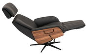 Seitliche Ansicht eines modernen Relaxsessels mit schwarzem Lederbezug und Holzverkleidung.