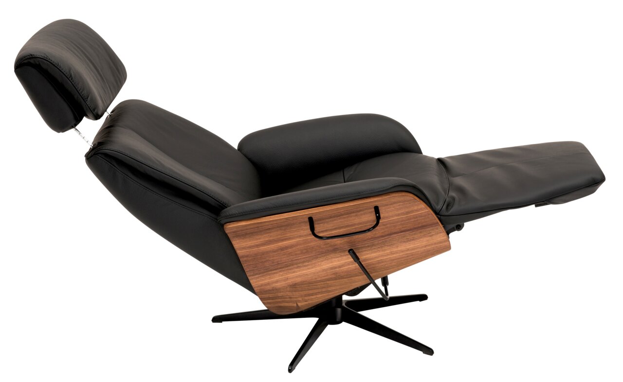 Seitliche Ansicht eines modernen Relaxsessels mit schwarzem Lederbezug und Holzverkleidung.