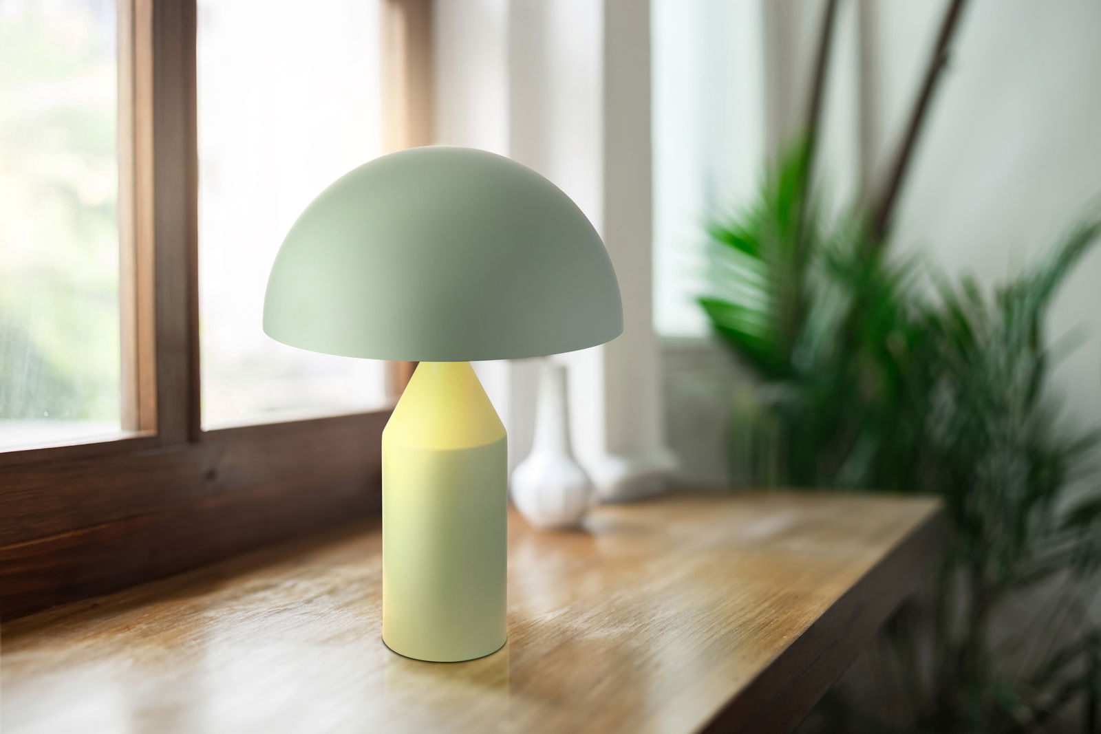 Globo Lighting Tischleuchte ATOMA Moderne Tischleuchte ATOMA mit grünem Schirm und gelbem Sockel, seitliche Perspektive auf einem Holztisch vor einem Fenster.