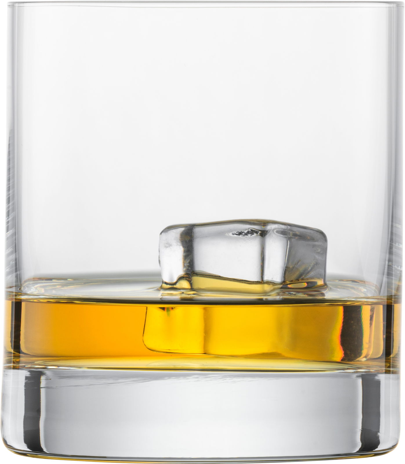 Whiskyglas Tavoro mit einem Eiswürfel und Whisky, seitliche Perspektive