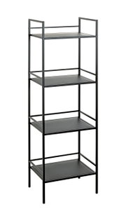 Schmales, schwarzes Metall-Standregal mit vier Ablageböden im minimalistischen Design, freistehend, Ansicht schräg von vorne auf weißem Hintergrund