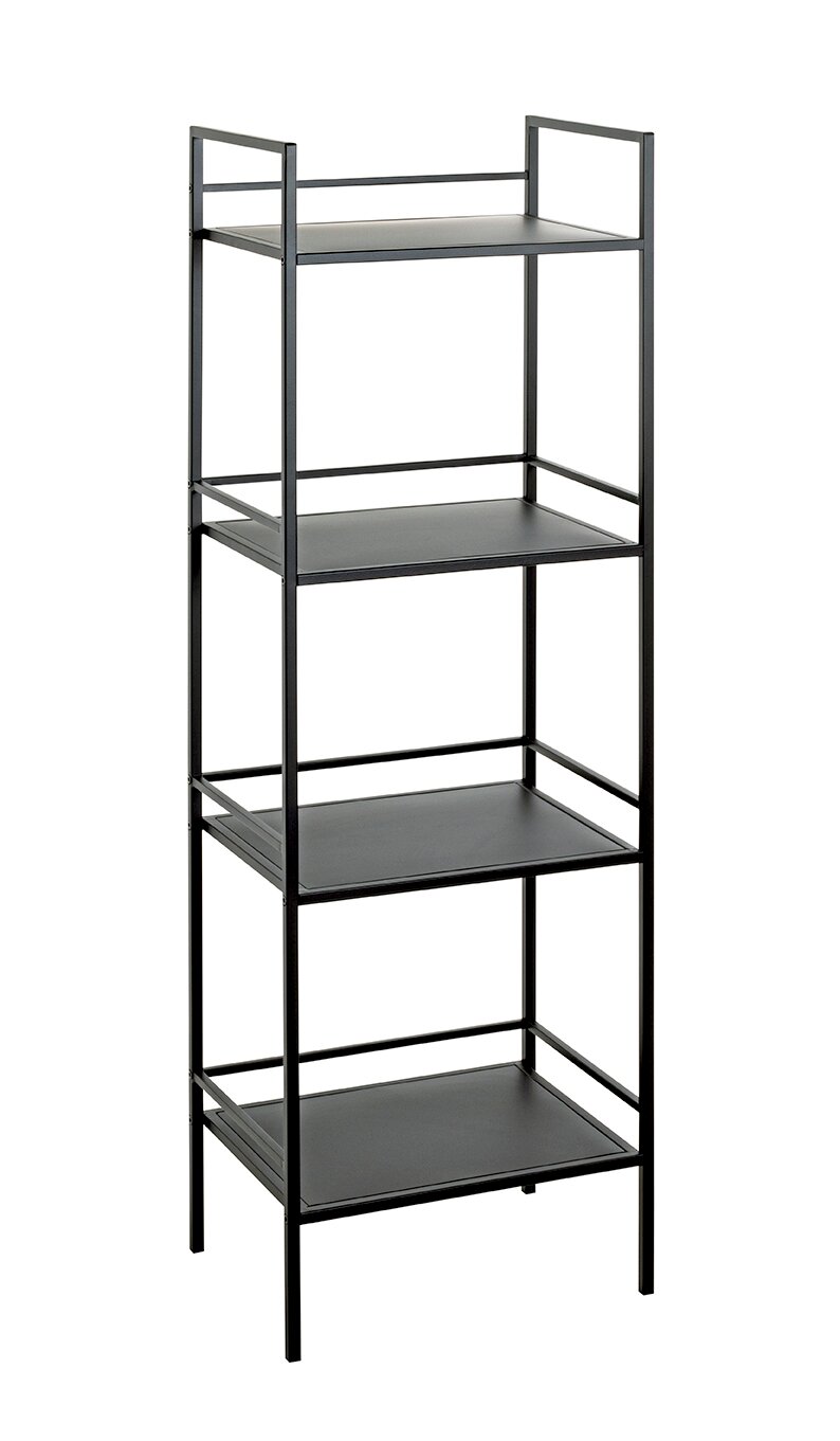 Schmales, schwarzes Metall-Standregal mit vier Ablageböden im minimalistischen Design, freistehend, Ansicht schräg von vorne auf weißem Hintergrund
