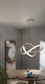 Moderne LED-Pendelleuchte in geschwungenem Design, von unten betrachtet, über einem Esstisch in einem stilvoll eingerichteten Raum.