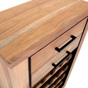Houten wijnrek met zwarte metalen handgreep, bovenaanzicht