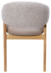 Achterkant van een fauteuil met gestoffeerde rugleuning en zitting, houten poten, stoffen bekleding in neutrale tinten.