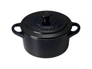 Schwarze Mini-Cocotte von oben mit zwei Griffen und Deckel, perspektivisch leicht von oben fotografiert.
