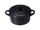 Schwarze Mini-Cocotte von oben mit zwei Griffen und Deckel, perspektivisch leicht von oben fotografiert.