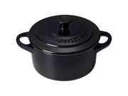 Schwarze Mini-Cocotte von oben mit zwei Griffen und Deckel, perspektivisch leicht von oben fotografiert.