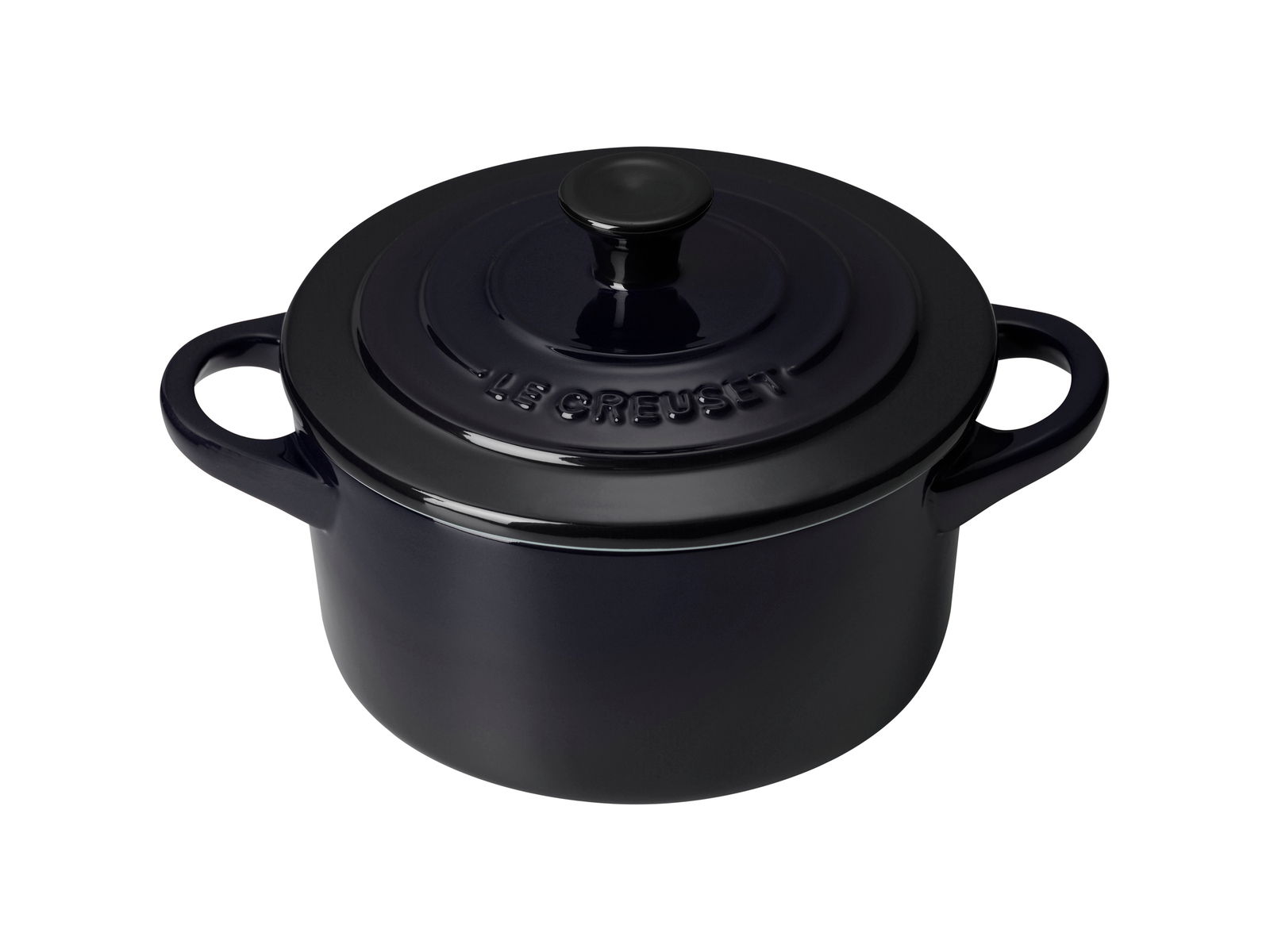 Schwarze Mini-Cocotte von oben mit zwei Griffen und Deckel, perspektivisch leicht von oben fotografiert.