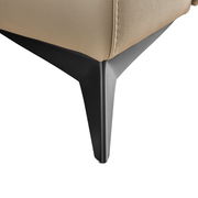 Nahaufnahme eines modernen Möbelfußes aus schwarzem Metall an einem beigen Ledermöbelstück, perspektivisch von unten aufgenommen.