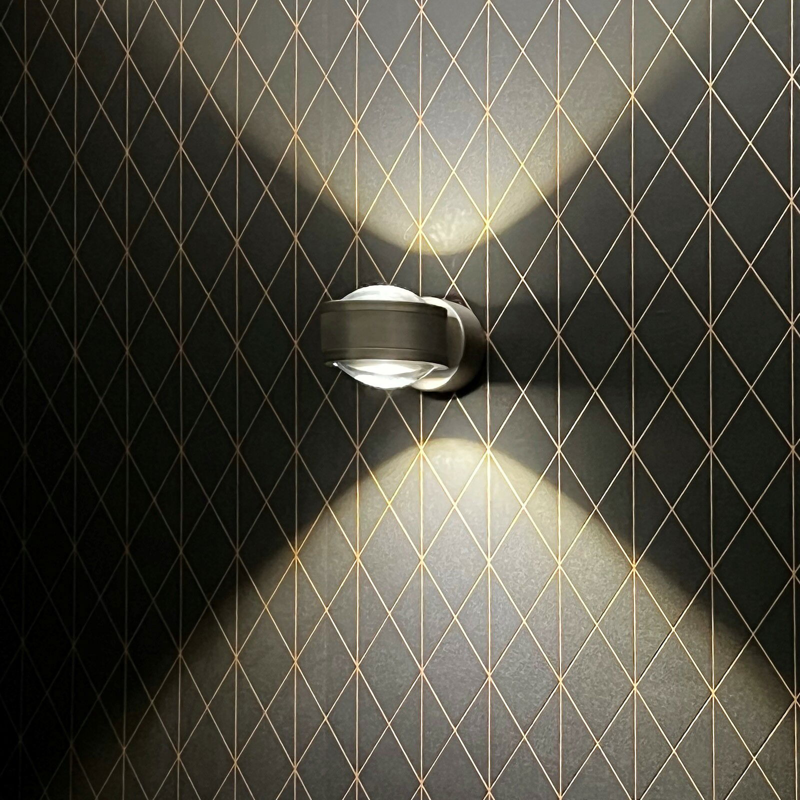 LED Wandleuchte an einer Wand mit geometrischem Muster, seitliche Perspektive