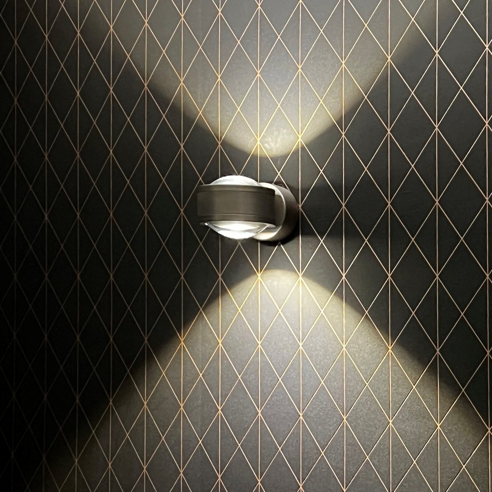 LED Wandleuchte an einer Wand mit geometrischem Muster, seitliche Perspektive
