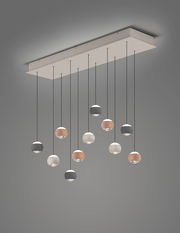 Moderne Pendelleuchte mit mehreren kugelförmigen Lampen in verschiedenen Farben, von unten betrachtet.