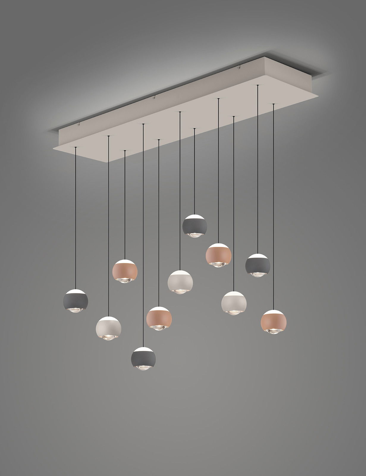 Moderne Pendelleuchte mit mehreren kugelförmigen Lampen in verschiedenen Farben, von unten betrachtet.