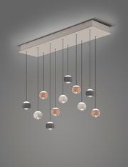 Moderne Pendelleuchte mit mehreren kugelförmigen Lampen in verschiedenen Farben, von unten betrachtet.