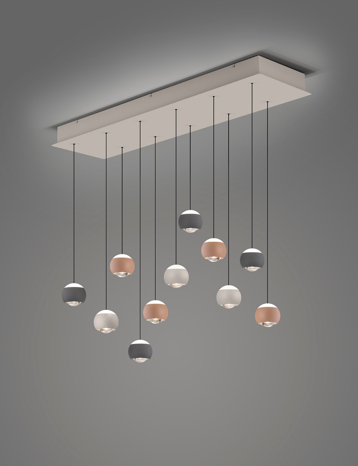 Moderne Pendelleuchte mit mehreren kugelförmigen Lampen in verschiedenen Farben, von unten betrachtet.