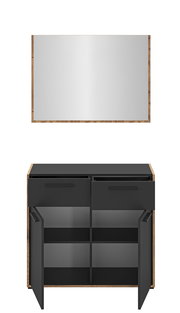 Badezimmer-Waschtisch mit Holzrahmen und mattschwarzen Fronten, zwei Schubladen und zwei geöffneten Türen mit Innenfächern; darüber rechteckiger Spiegel im Holzrahmen, Frontansicht