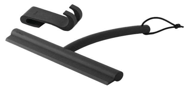 Schwarzer Duschwischer aus Edelstahl mit Silikonlippe und Wandhalterung, seitliche Perspektive